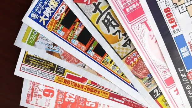 店舗チラシの束